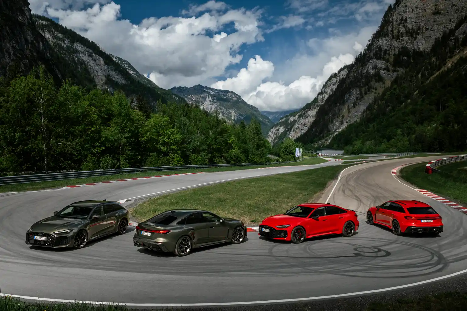 Audi RS 5 Sedán Audi RS 5 Avant.jpg